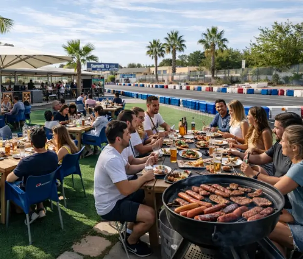 Barbacoa y terraza al aire libre junto al circuito