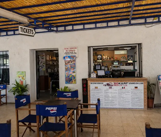 Bar cafetería y terraza techada en el circuito